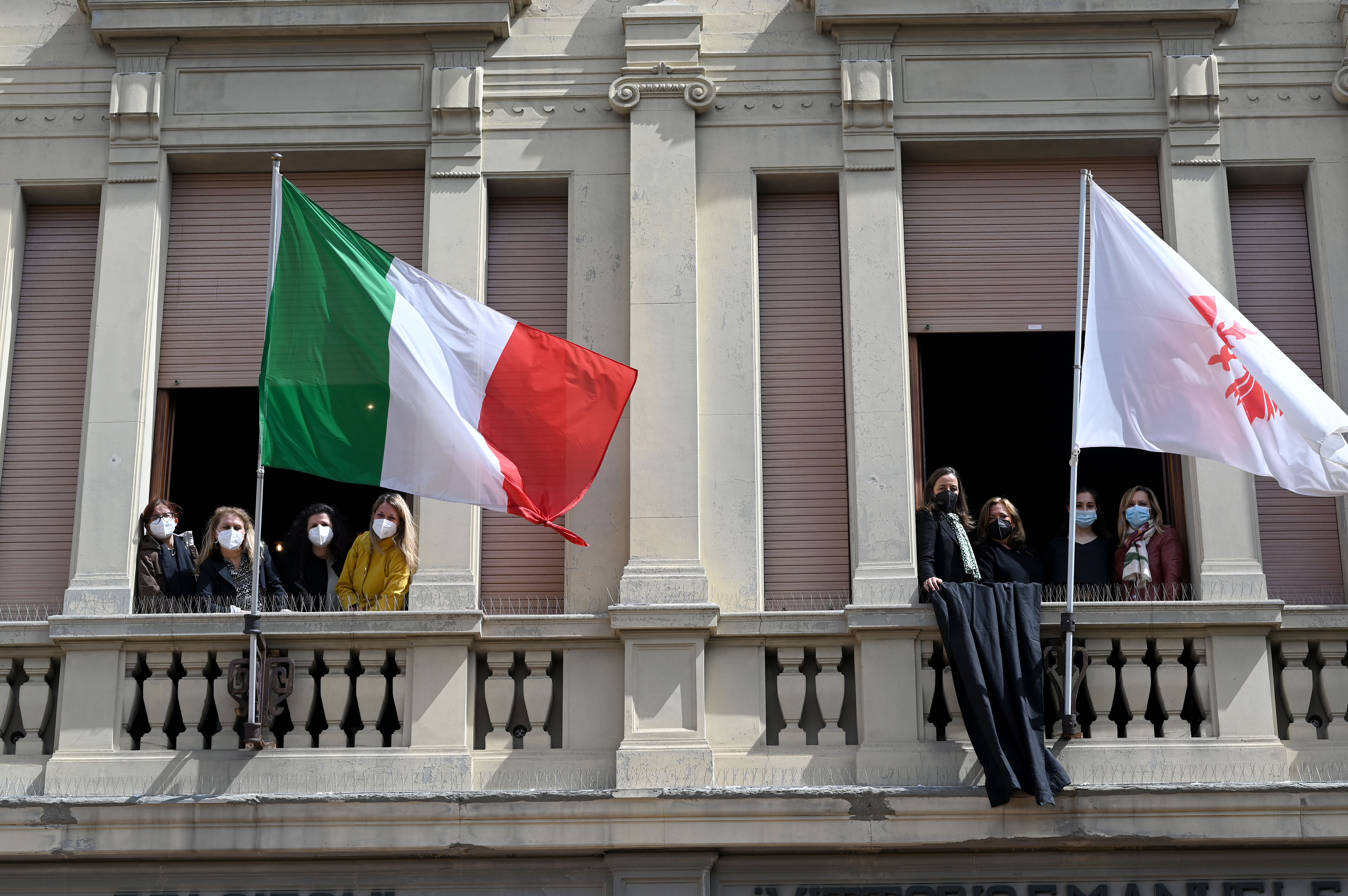 Drappo nero alla Direzione Istruzione (Fonte foto Comune di Firenze)