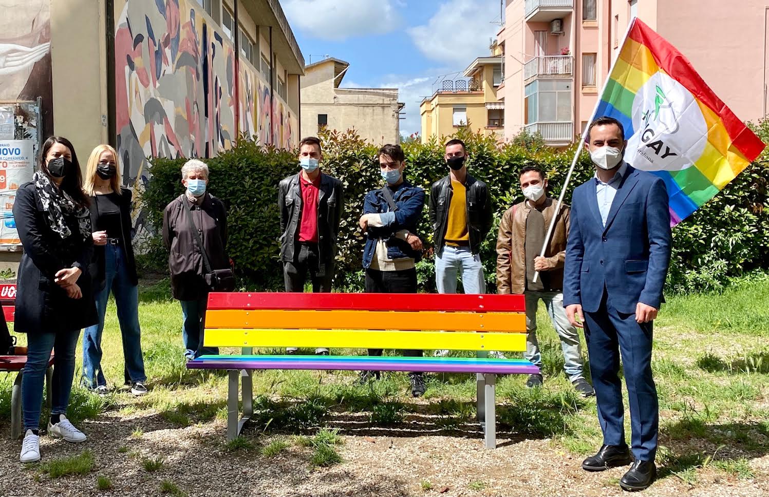 Inaugurazione panchina arcobaleno in viale Matteotti 