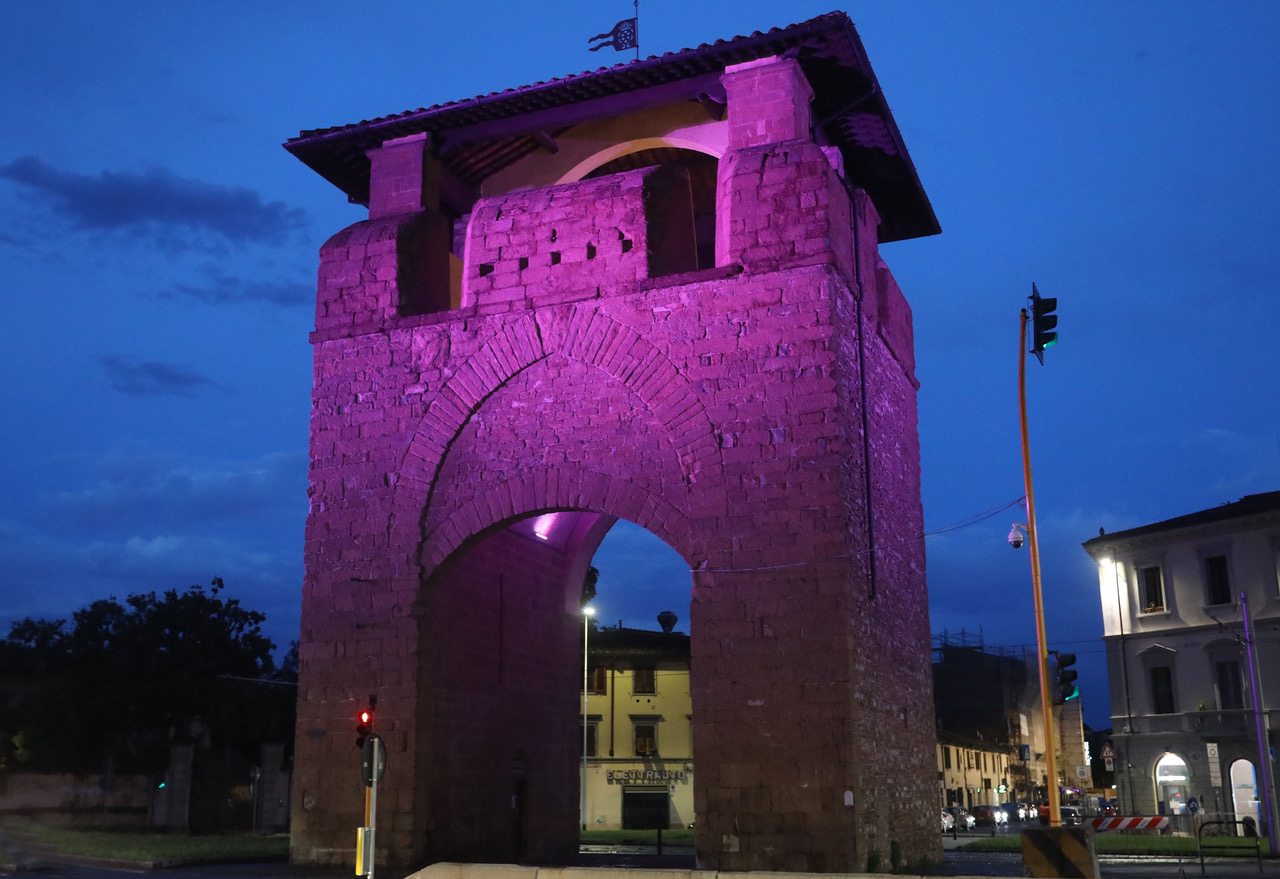 Porte di Firenze illuminate di rosa per il passaggio del Giro d'Italia