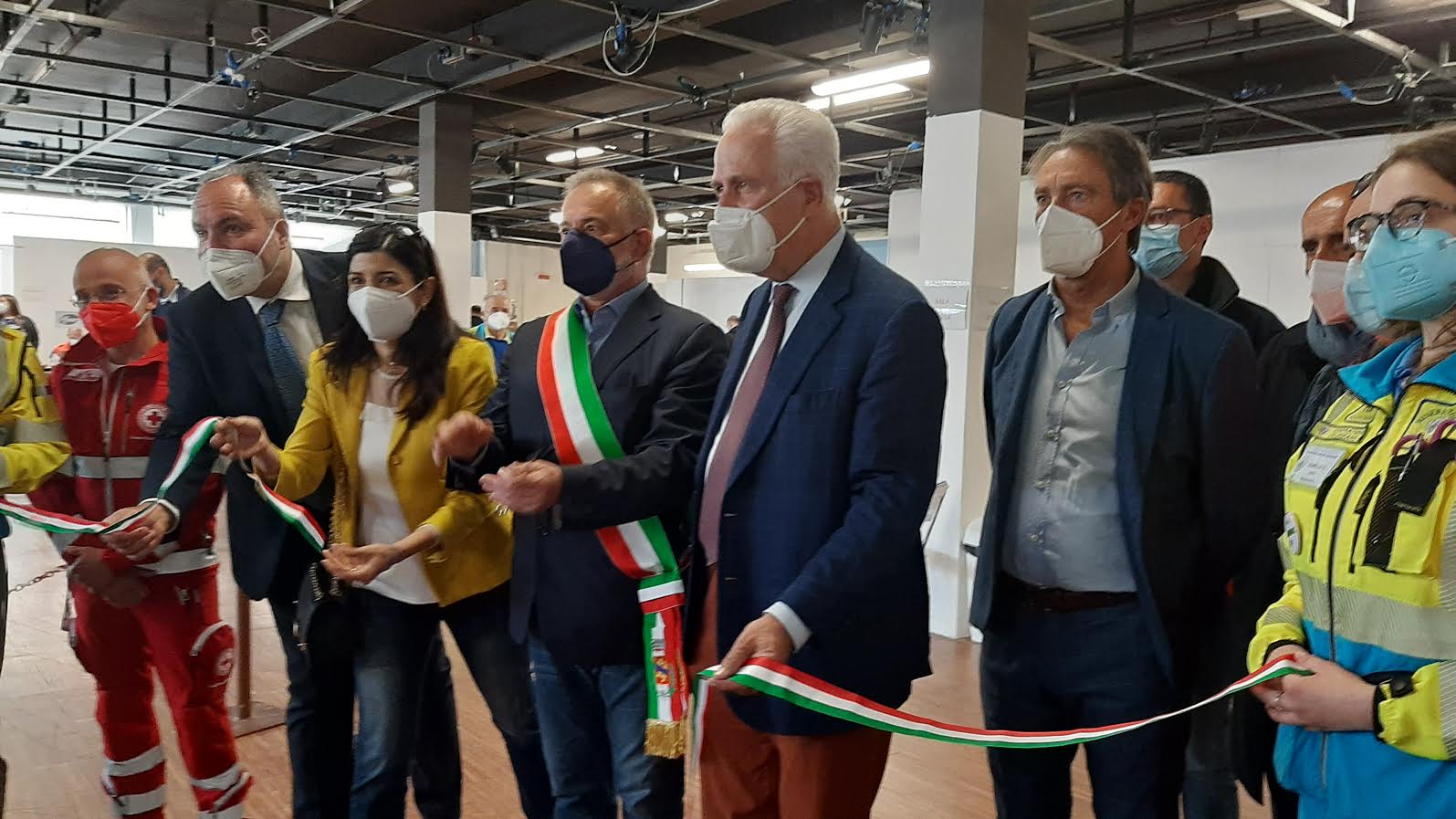 Taglio del nastro inaugurazione centro vaccini Calenzano
