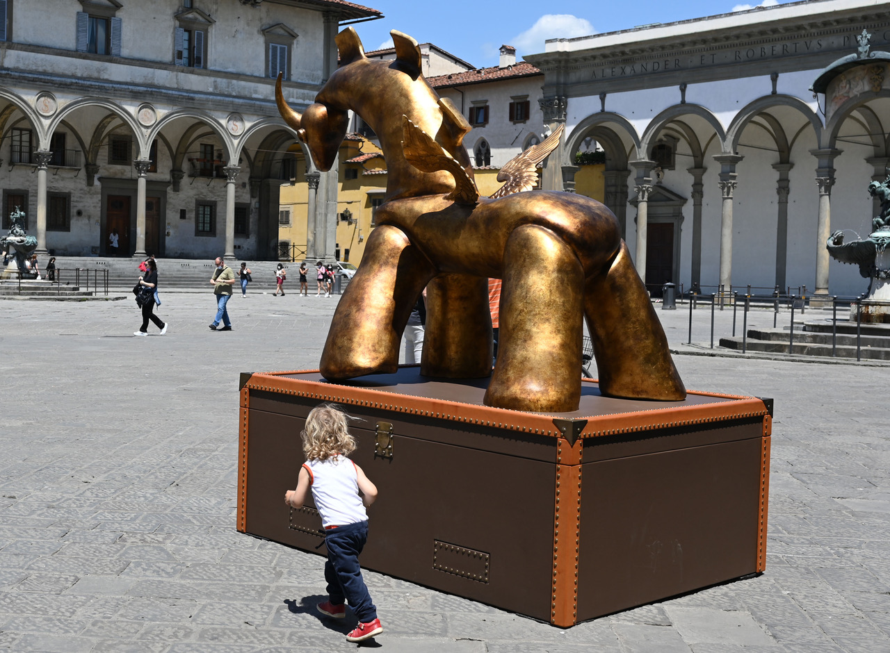 Il dinosauro Dynowish in Piazza della SS. Annunziata