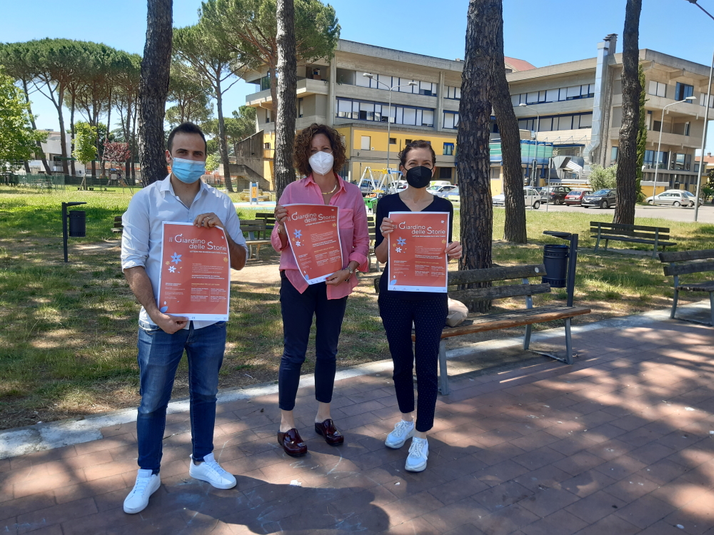 Nella foto da sinistra il presidente del Comitato Genitori Alessandro Giovannini, il sindaco Angela Bagni e la responsabile della Biblioteca Fabiola Bini