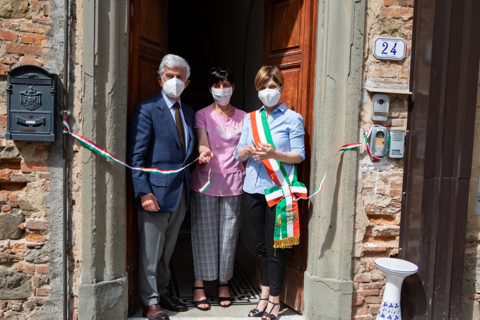 Taglio del nastro: da dx Brenda Barnini, sindaco di Empoli; Serena Spinelli, assessore al sociale della Regione Toscana e Pier Luigi Ciari, presidente della Fondazione Dopo di Noi