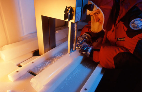 Mirko Severi impegnato nel taglio longitudinale di una carota di ghiaccio per la preparazione di un campione su cui procedere alle successive analisi chimiche (Fonte foto Unifi)