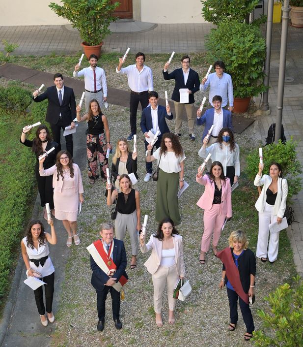 Foto di gruppo degli studenti premiati