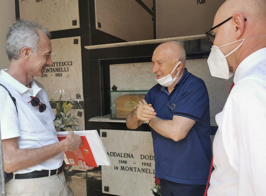 Marco Travaglio alla tomba di Montanelli con il sindaco Spinelli e Don Andrea Cristiani