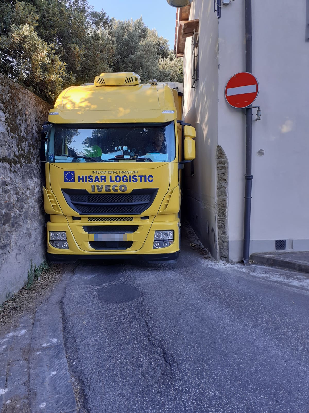 Tir incastrato in via Santa Marta (foto Comune di Firenze)