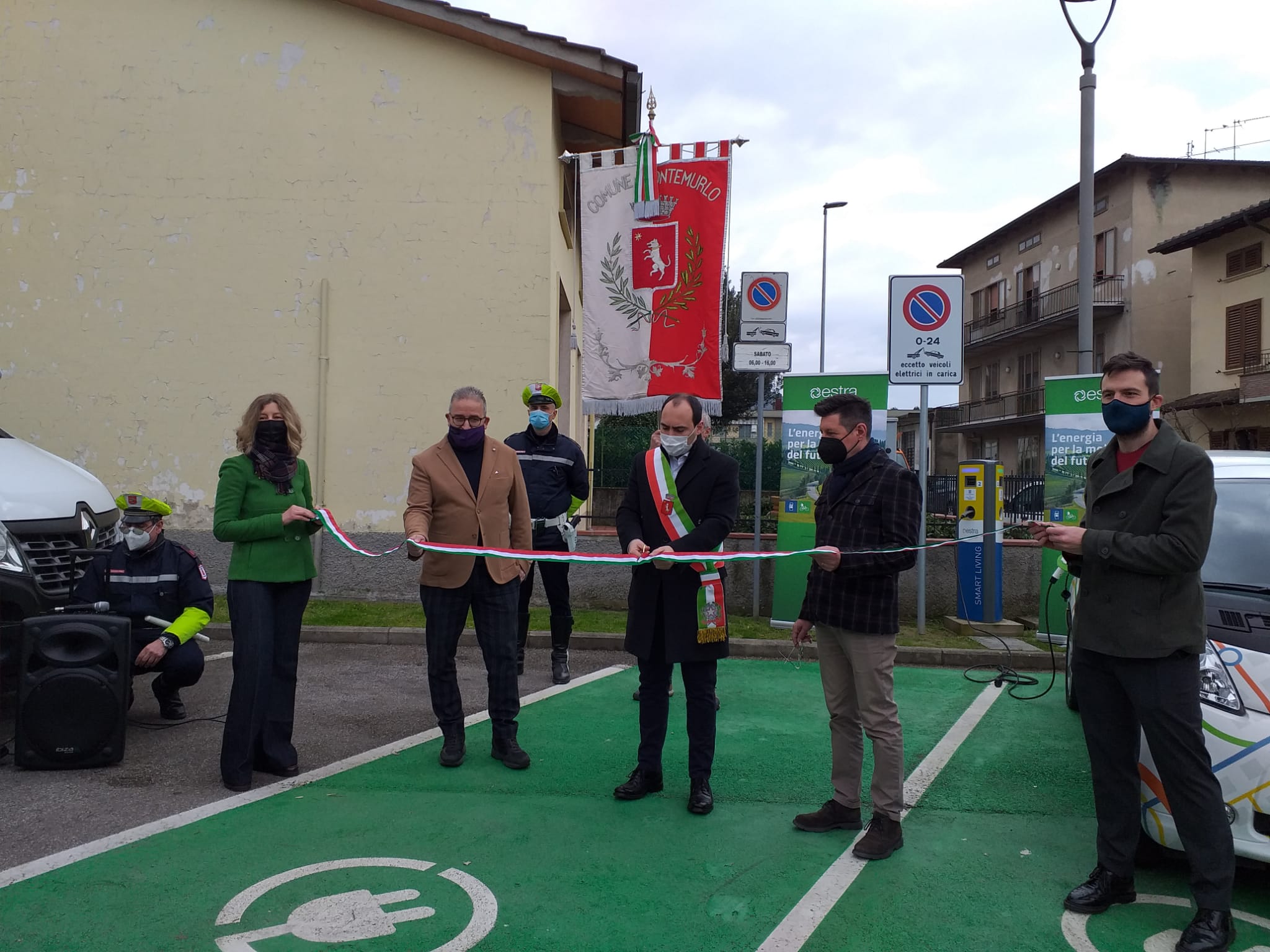 Inaugurazione del punto di ricarica di piazza Bini a Bagnolo lo scorso febbraio (Fonte foto Comune di Montemurlo)