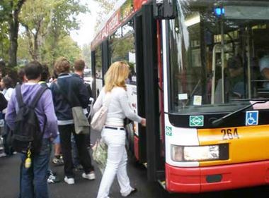 Studenti montano in autobus (foto sito Regione Toscana)