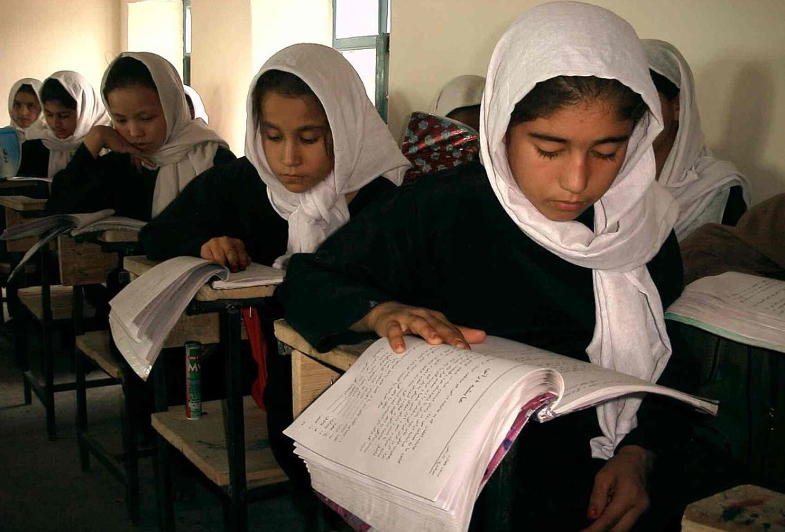 Studentesse in Afghanistan (immagine di libero dominio da Wikipedia)