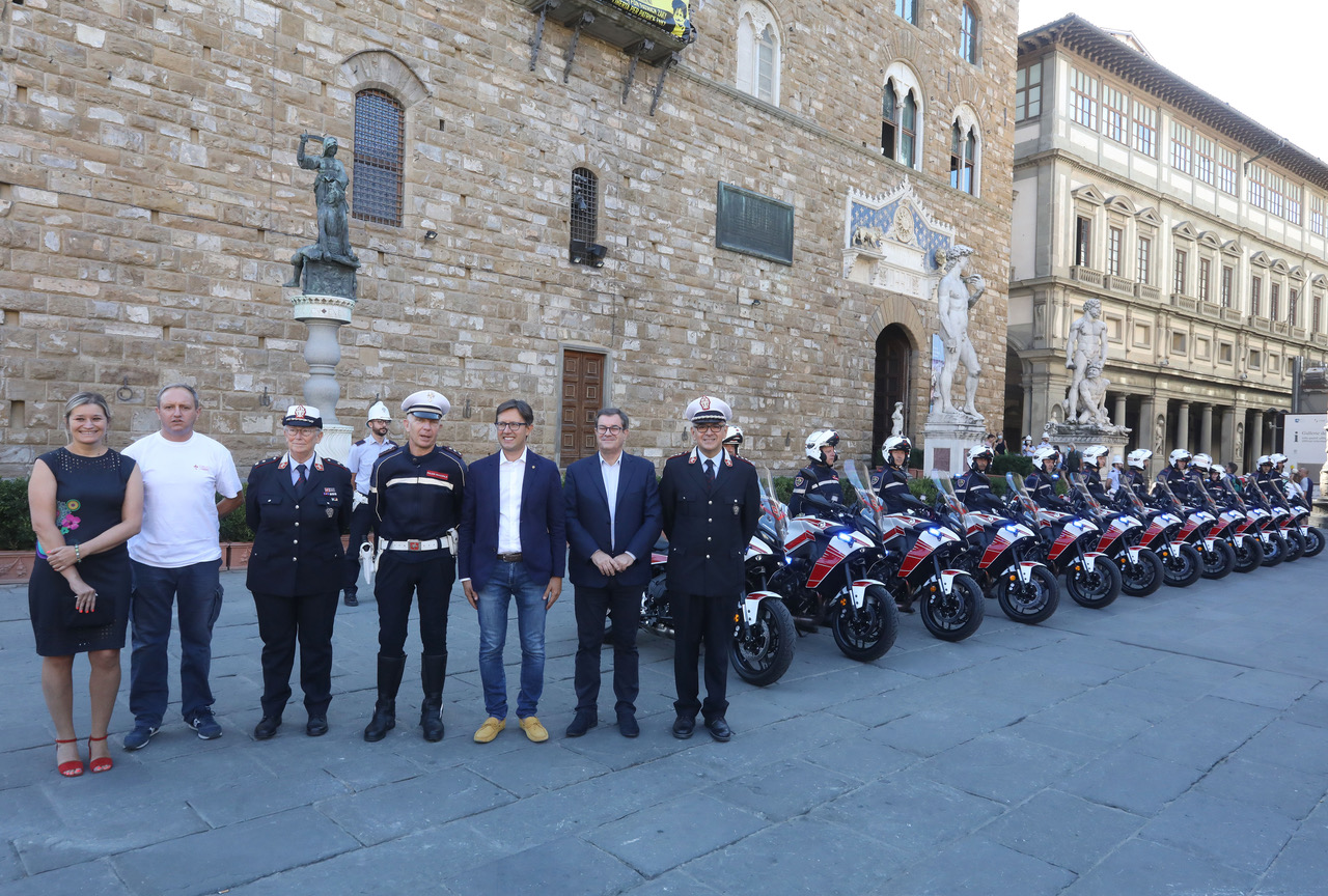 IL SINDACO DARIO NARDELLA , ASSESSORE STEFANO GIORGETTI CON IL COMANDANTE VIGILI URBANI GIACOMO TINELLA ALLA PRESENTAZIONE DELLE NUOVE MOTO DELLA POLIZIA MUNICIPALE IN PIAZZA DELLA SIGNORIA