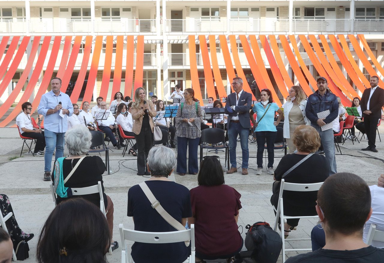 In Between-Piazza Dallapiccola, con l'assessore Cecilia Del Re, il presidente del quartiere 5 Maurizio Sguanci, il consigliere Massimo Fratini e Alessandra Bandini della Fondazione Cassa di Risparmio (Fonte foto Comune di Firenze)