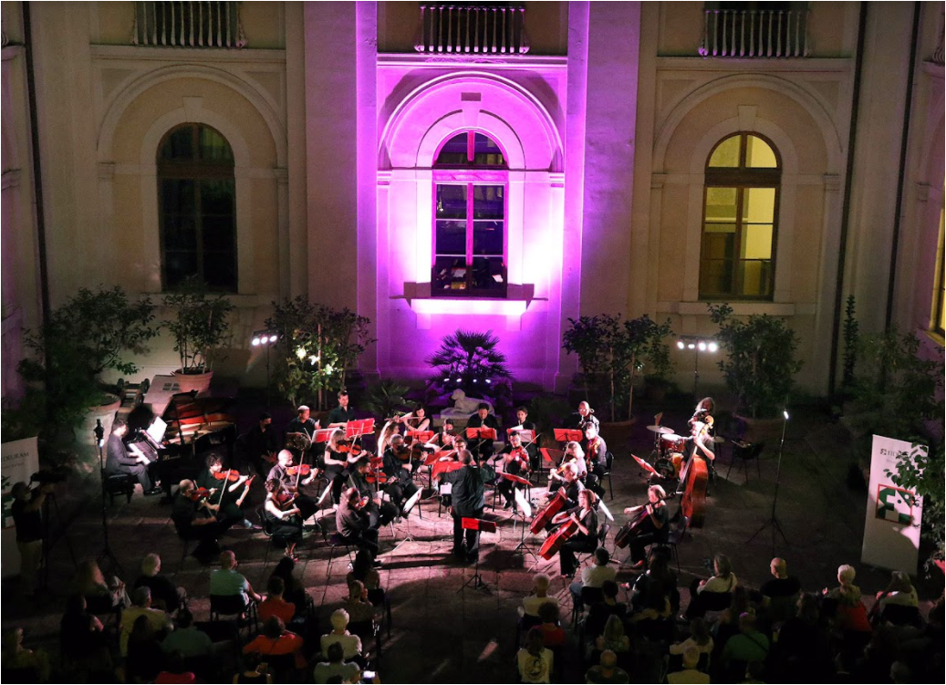 Orchestra da Camera Fiorentina nel cortile della Fondazione Zeffirelli (Fonte foto Fondazione Zeffirelli)