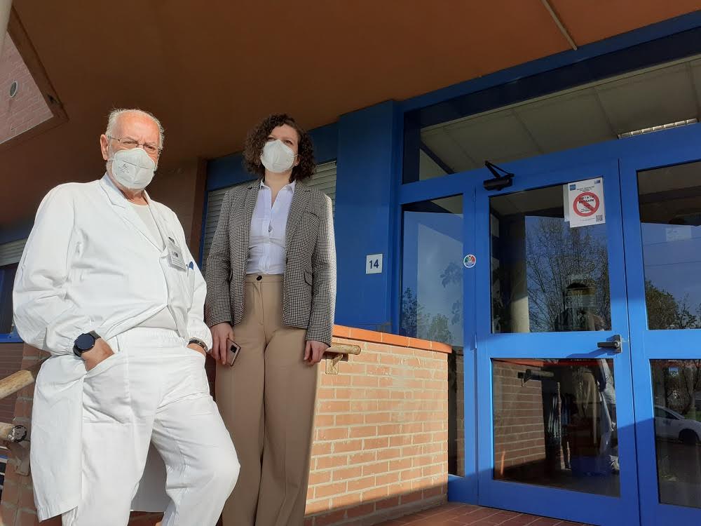 In foto la dr.ssa Giulia Naldini e  il dr. Rocco Milicia della Casa della Salute all'ingresso della sede