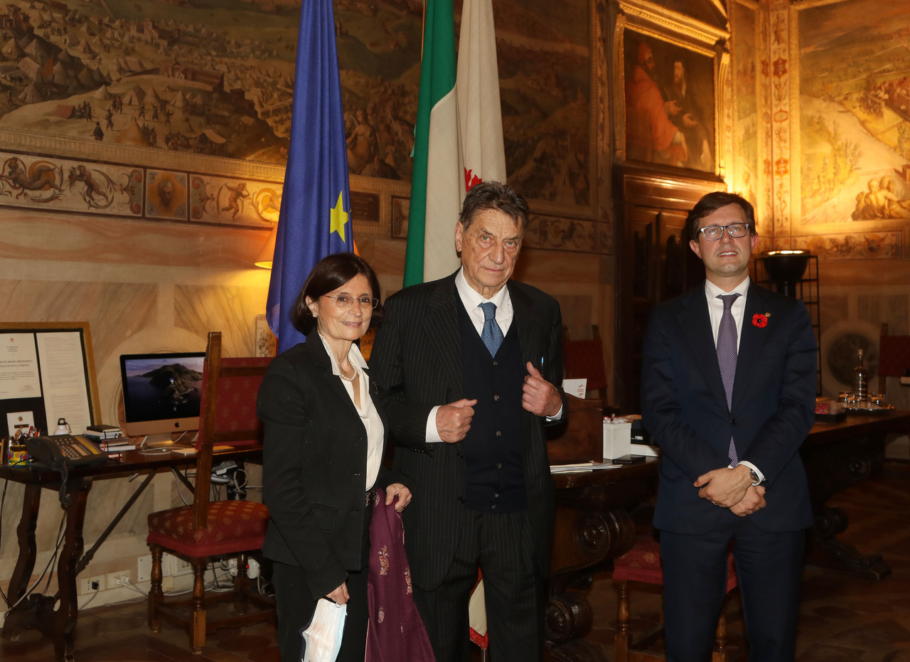 Il sindaco Dario Nardella riceve lo scrittore Claudio Magris e la professoressa Gloria Manghetti del Gabinetto Vieusseux nella sala Clemente VII di Palazzo Vecchio