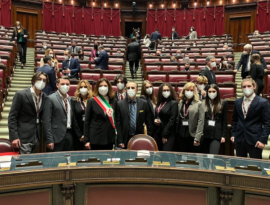 La vicesindaca Alessia Bettini e il presidente del Consiglio comunale Luca Milani alla cerimonia per il 150o anniversario della prima seduta del Parlamento italiano