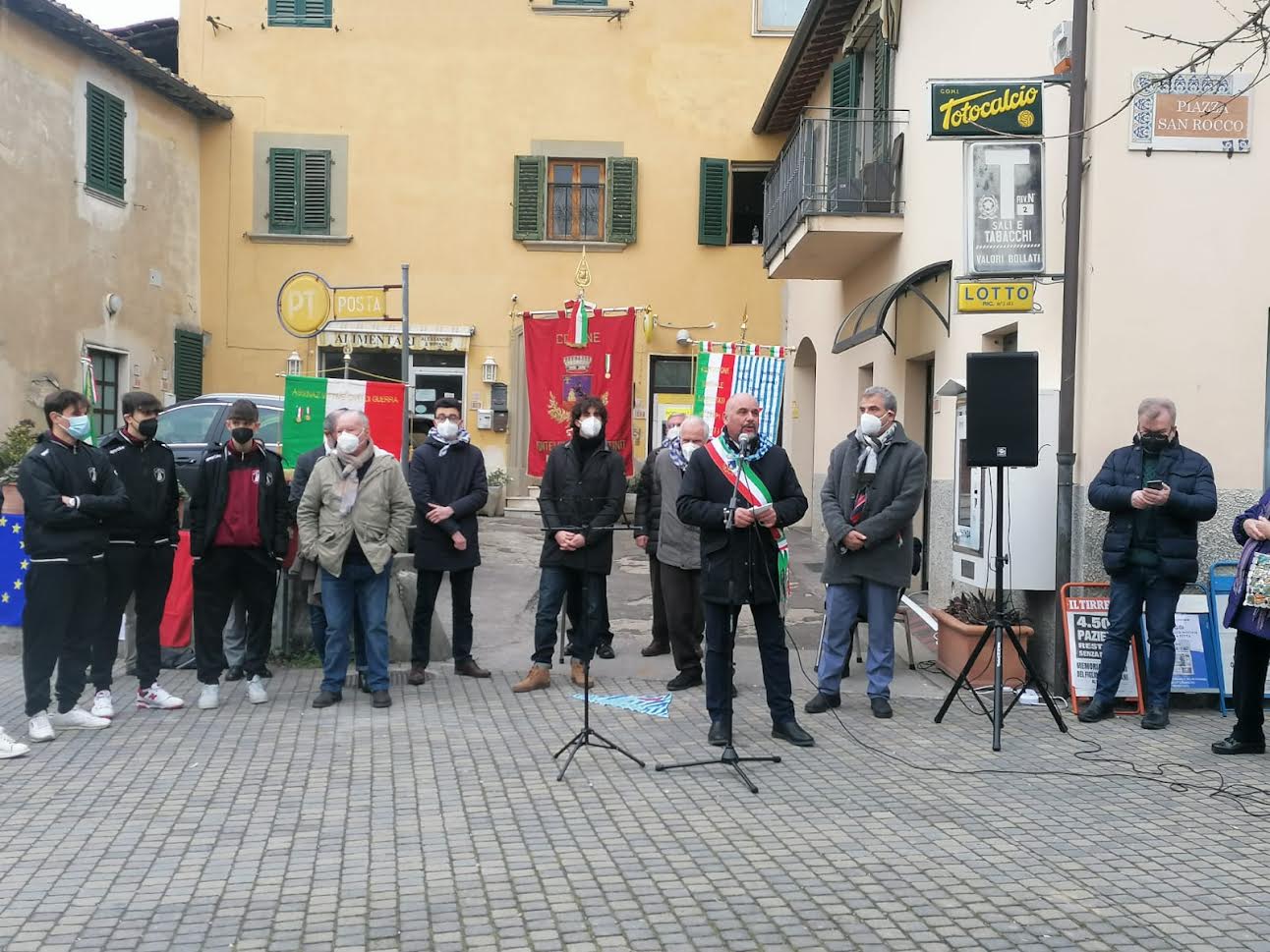 Un momento della cerimonia per l'inaugurazione della pietra d'inciampo (foto da comunicato stampa)