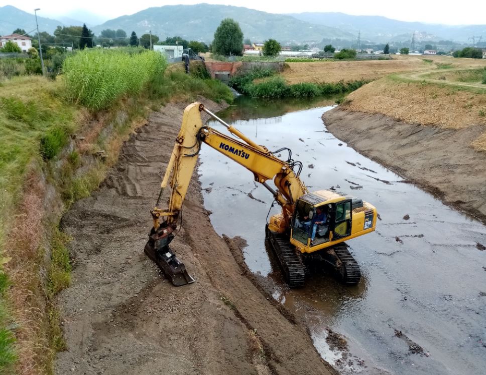 Lavori lungo il fiume Pescia