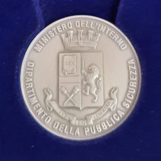 Consegna medaglia - fonte Comunicato stampa