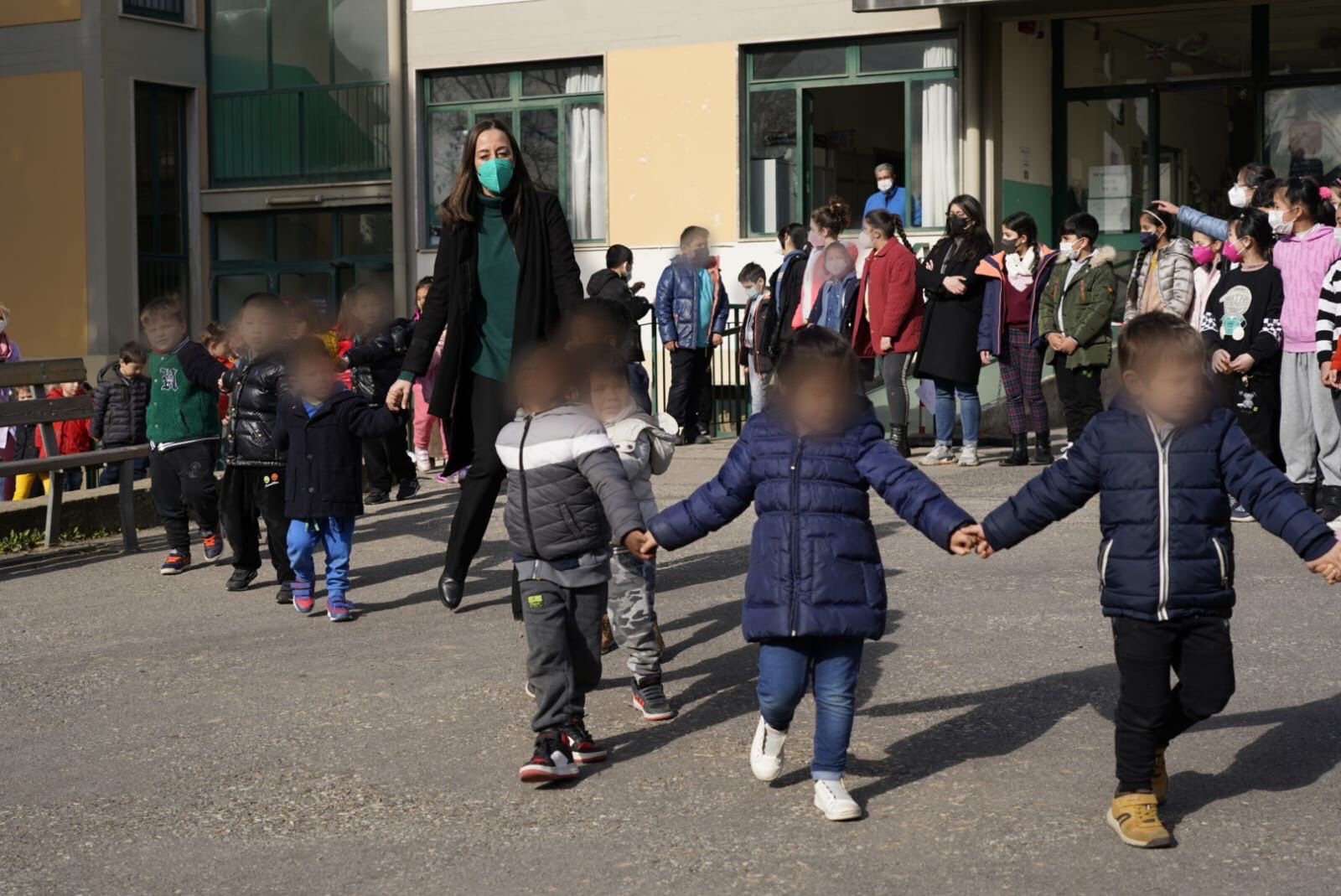 Atti vandalici scuole Balducci e Palo Uccello, girotondo degli alunni intorno agli istituti scolastici (Fonte foto Comune di Firenze)