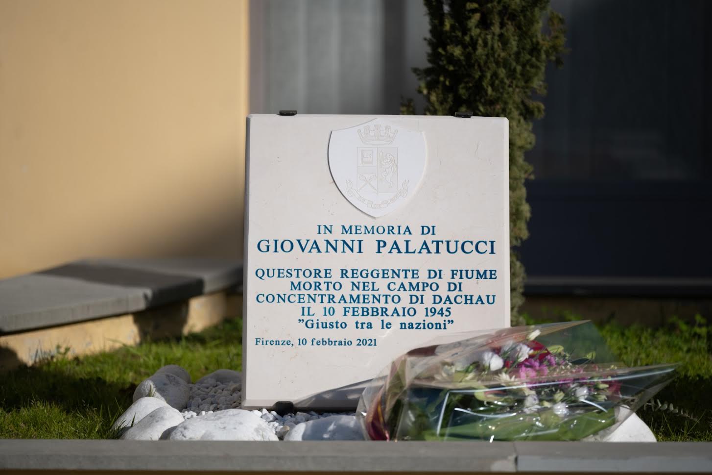 Lapide commemorativa di Giovanni Palatucci sita all’interno del cortile della Caserma Dionisi