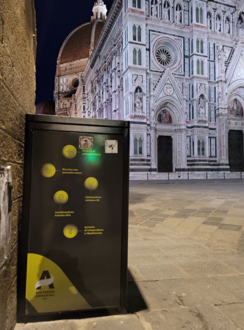 Cestini compattanti in piazza Duomo (Fonte foto Alia Spa)