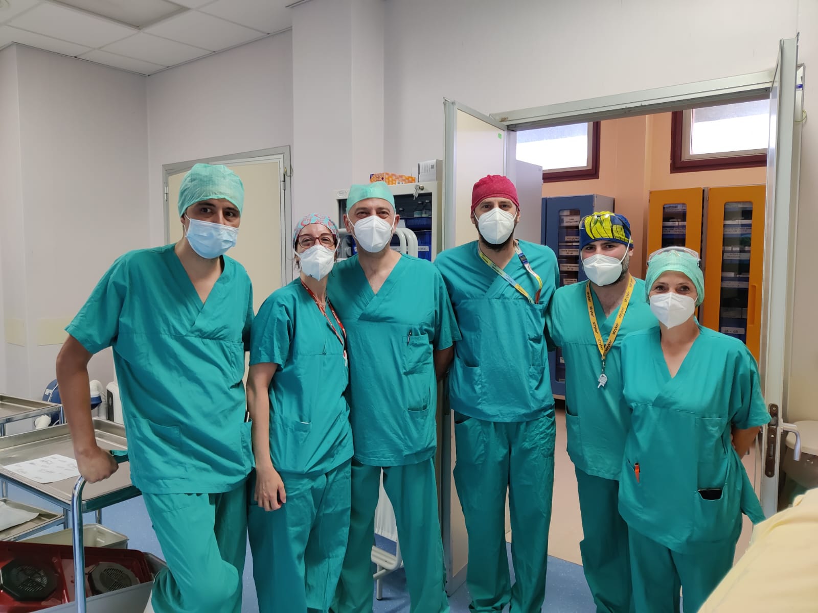 Alcuni medici e infermieri delle 3 equipe chirurgiche di sabato (Fonte foto Ausl Toscana Centro)