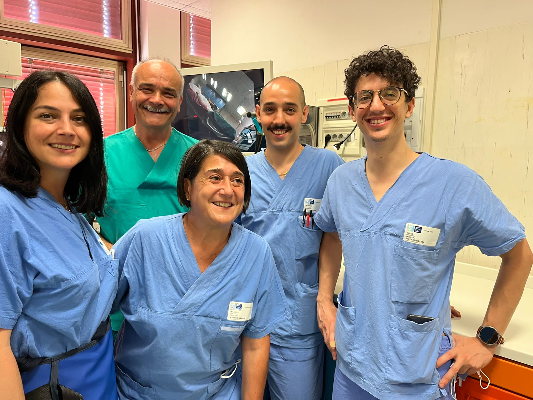 Andrea Nucci con i collaboratori medici e infermieristi (Fonte foto Ausl Toscana Centro)