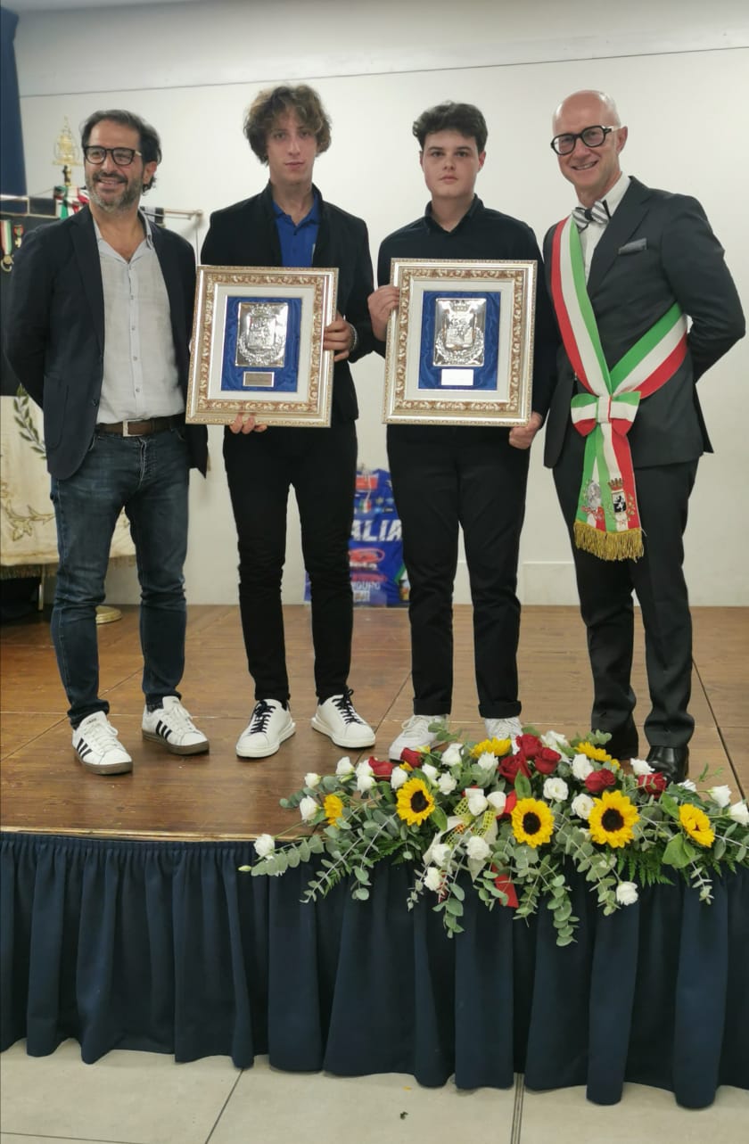i due premiati tra l'assessore Daniele Cei e il sindaco Alessio Spinelli (Fonte foto Comune di Fucecchio)