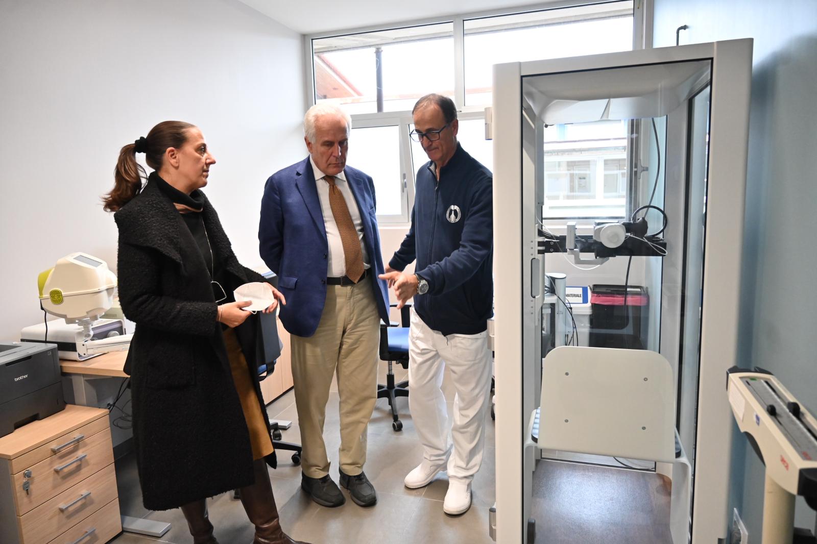 Il dottor Castellani con Giani e Funero in un ambulatorio del reparto (Fonte foto Ausl Toscana Centro)