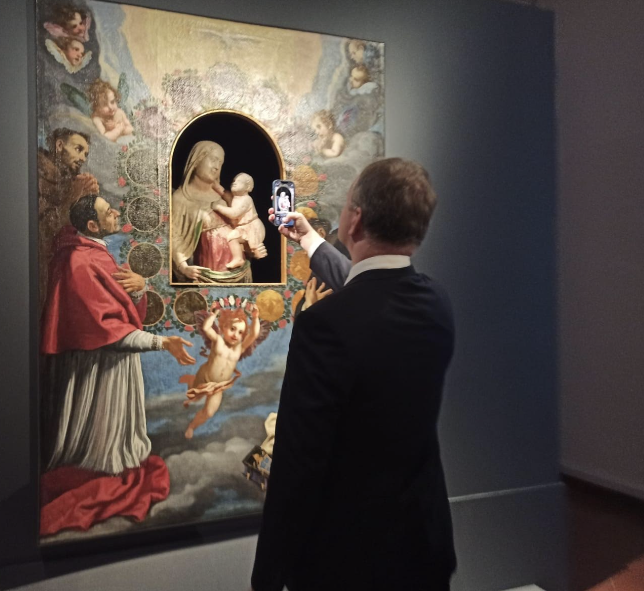 Il direttore delle Gallerie degli Uffizi, Eike Schmidt, in visita alla mostra "Jacopo Vignali a San Casciano” in ricordo di Carlo del Bravo (Fonte foto Comune di San Casciano)