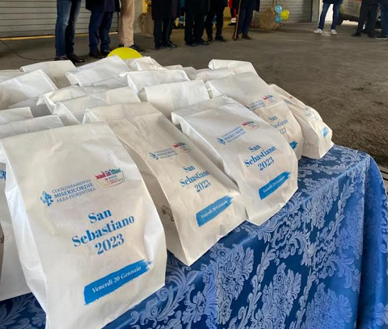Per la festa di San Sebastiano distribuiti “panelli” benedetti e 100 buoni spesa (Fonte foto Misericordie Fiorentine)