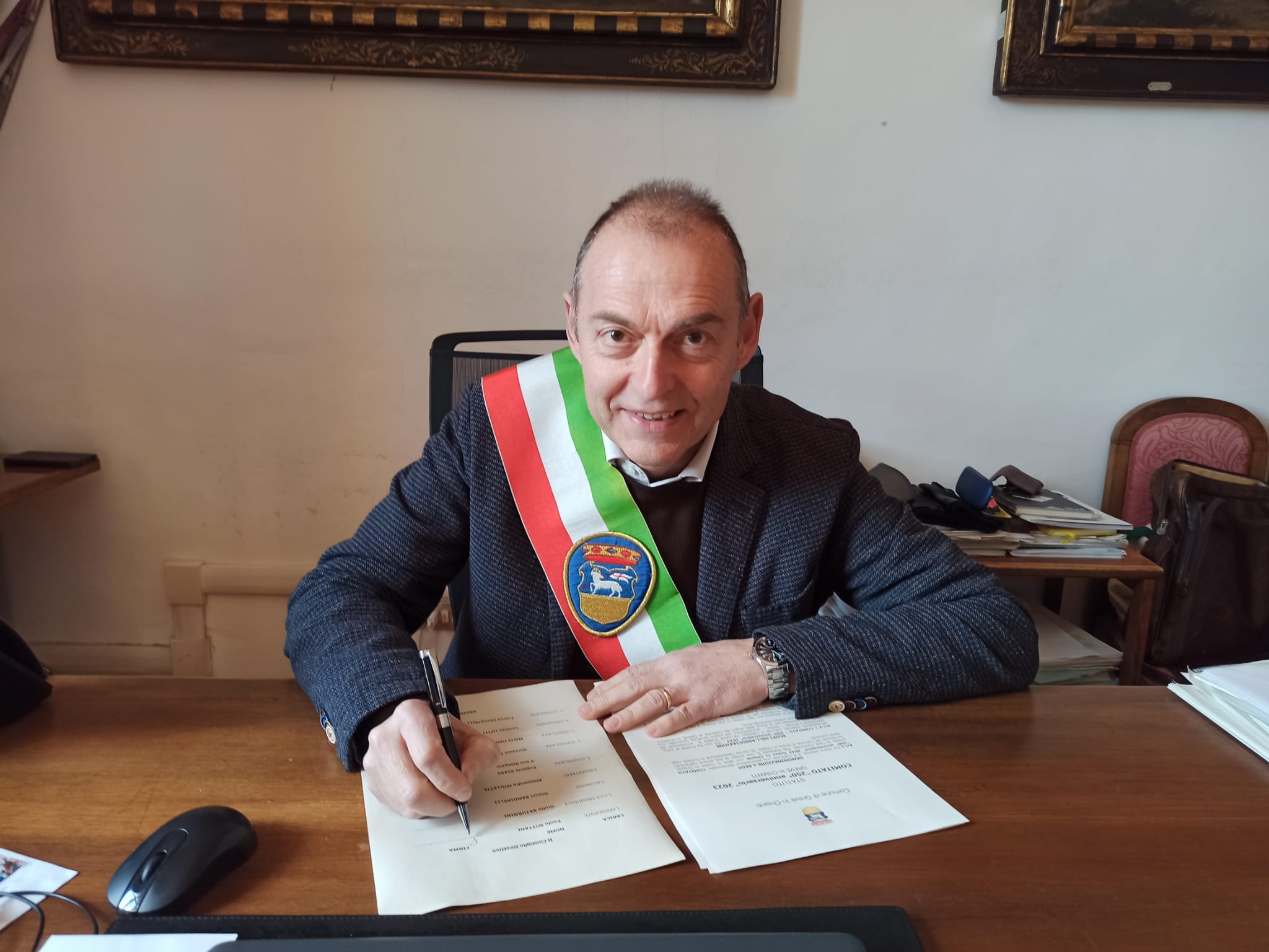 Il sindaco Paolo Sottani firma la costituzione del Comitato (Fonte foto Comune di Greve in Chianti)