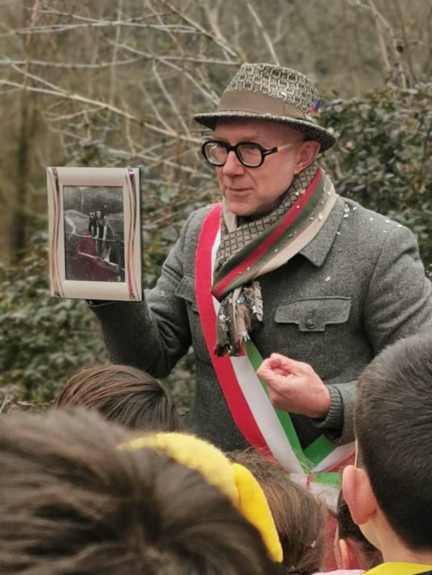 Il sindaco con la foto di metà secolo scorso (Fonte foto Comune di Fucecchio)