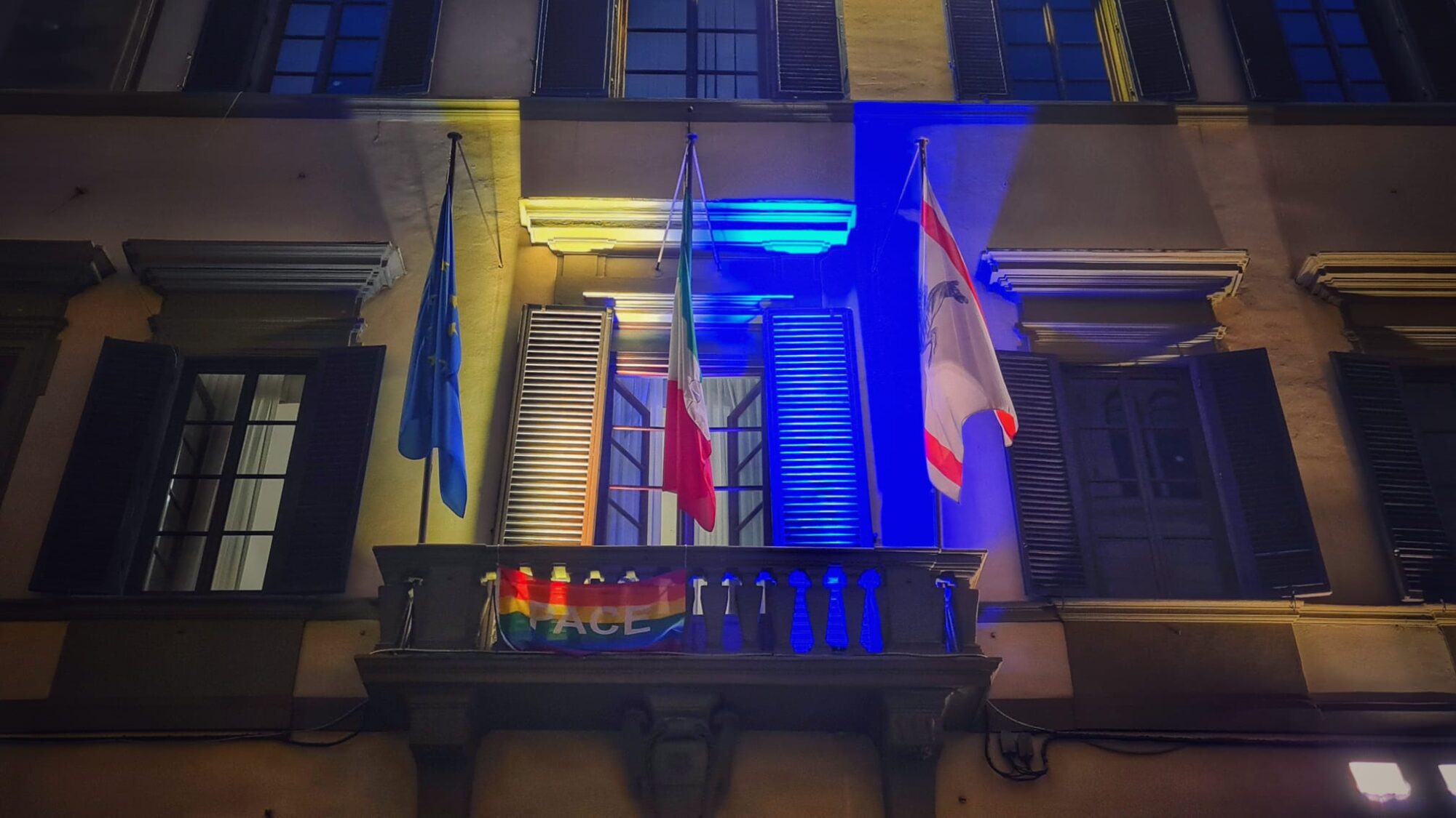 Palazzo-del-Pegaso-illuminato-di-giallo-e-blu
