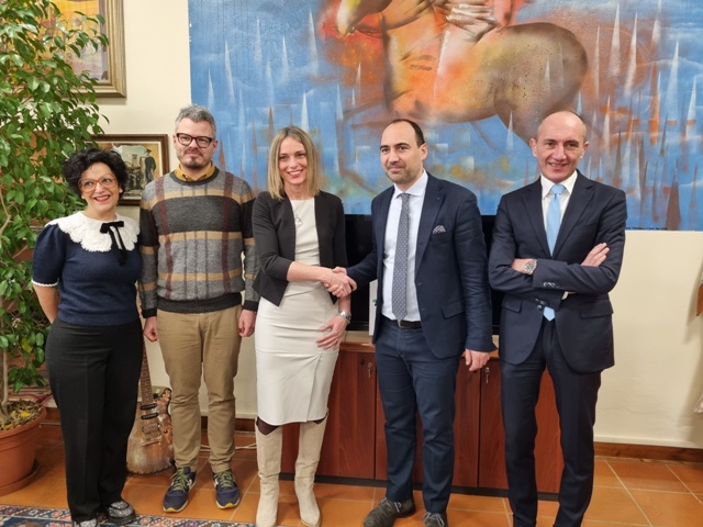 Nella foto il sindaco Calamai con la presidente del Consorzio Blu, Katia Ceccarelli e altri componenti della struttura direttiva e la dottoressa Maggini della Usl