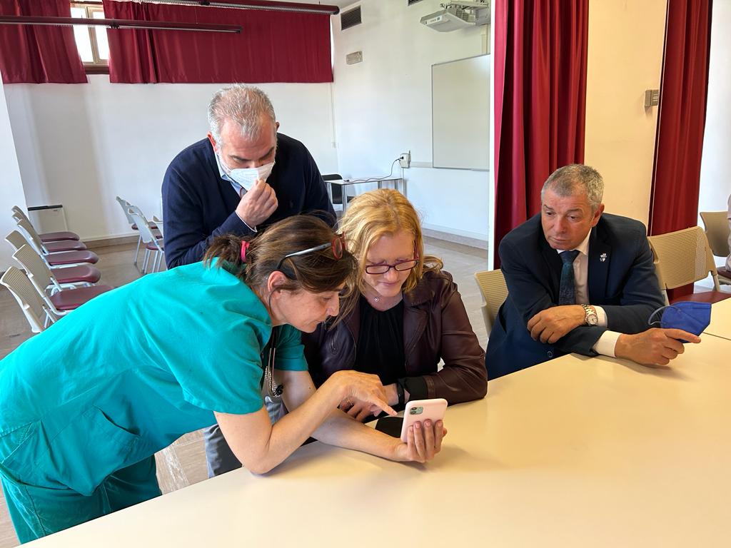 In foto la neonatologa Stefania Valori mostra a Miller un video sull'utilizzo di un'isola di rianimazione