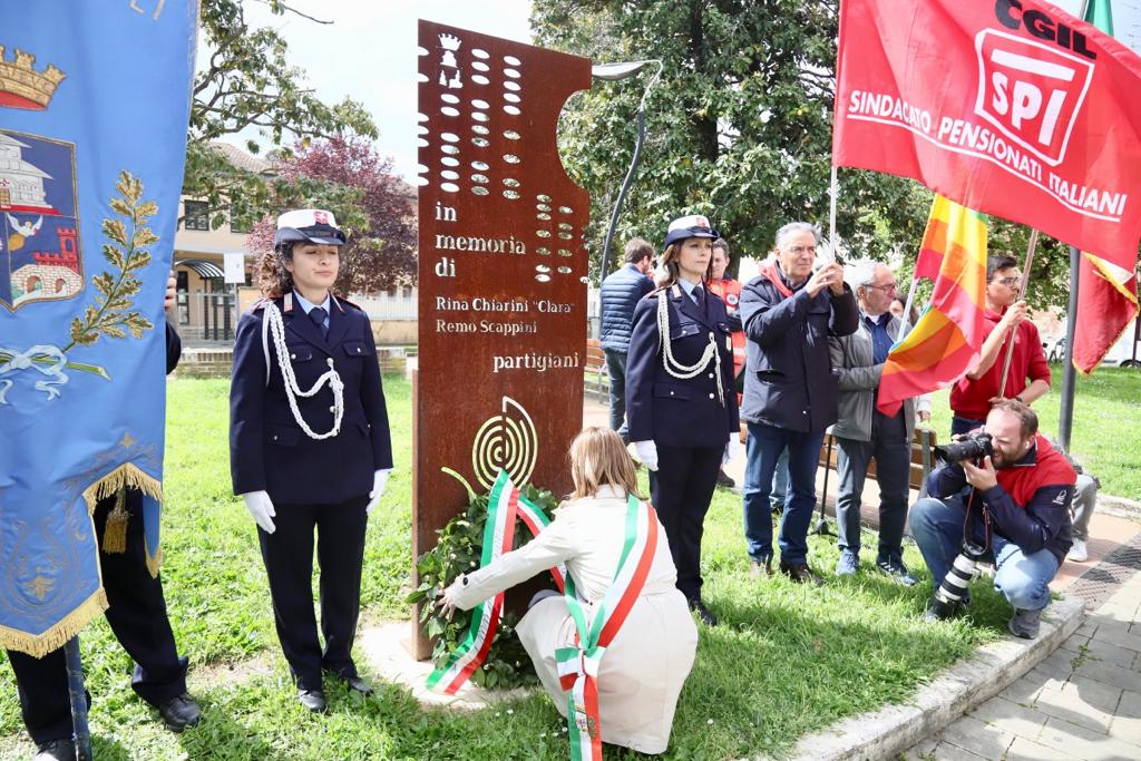 Piazza della Chiesa Santa Maria - deposizione della corona alla stele in memoria dei partigiani Rina Chiarini e Remo Scappini