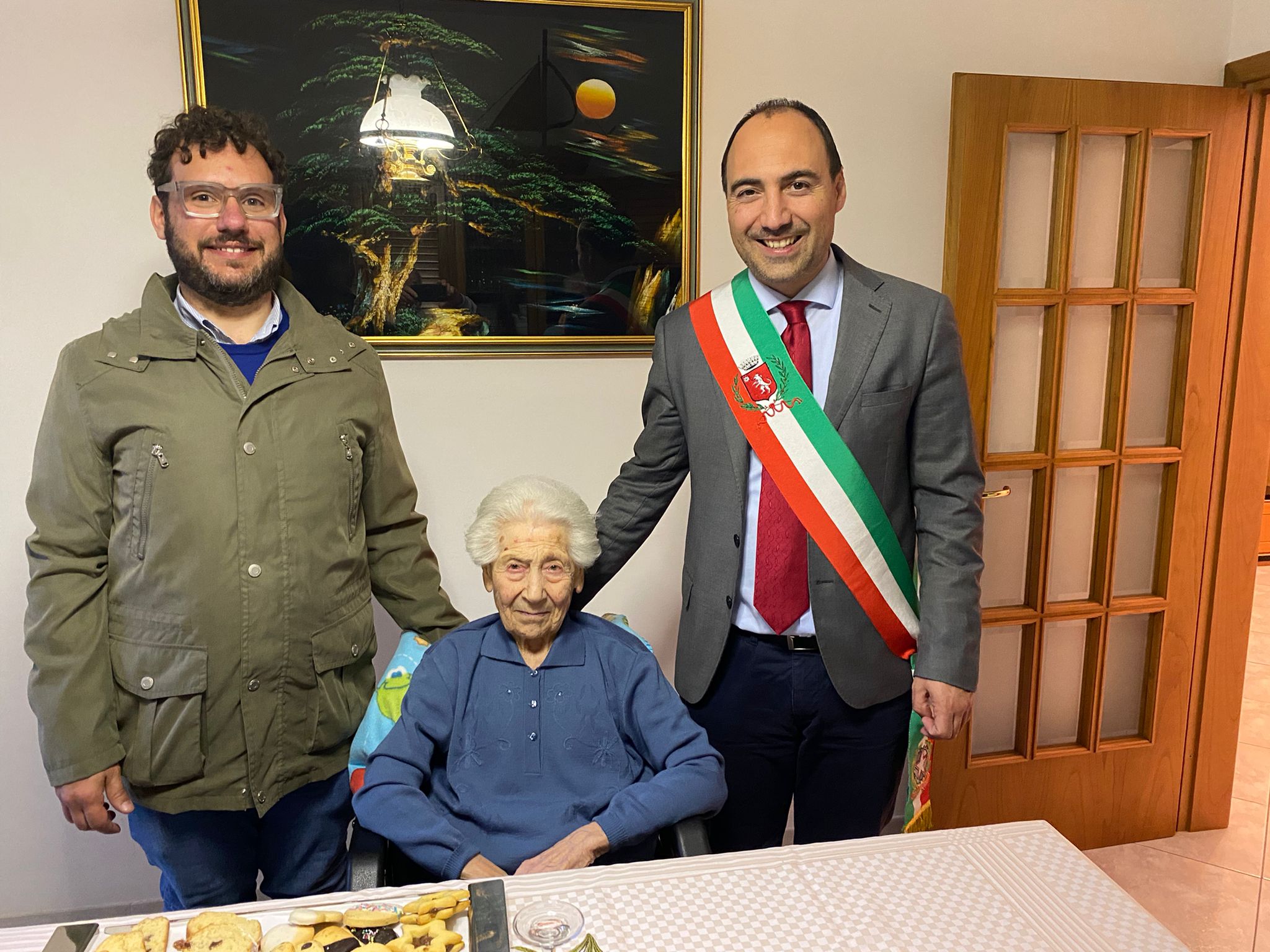 Vignoli e il sindaco con la centenaria