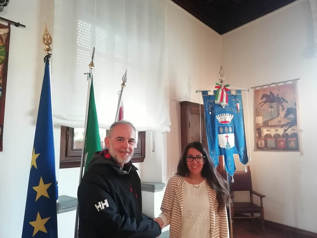 Il sindaco Riccardo Lazzerini con la presidente Federica Frondizi (Fonte foto Comune di Impruneta)