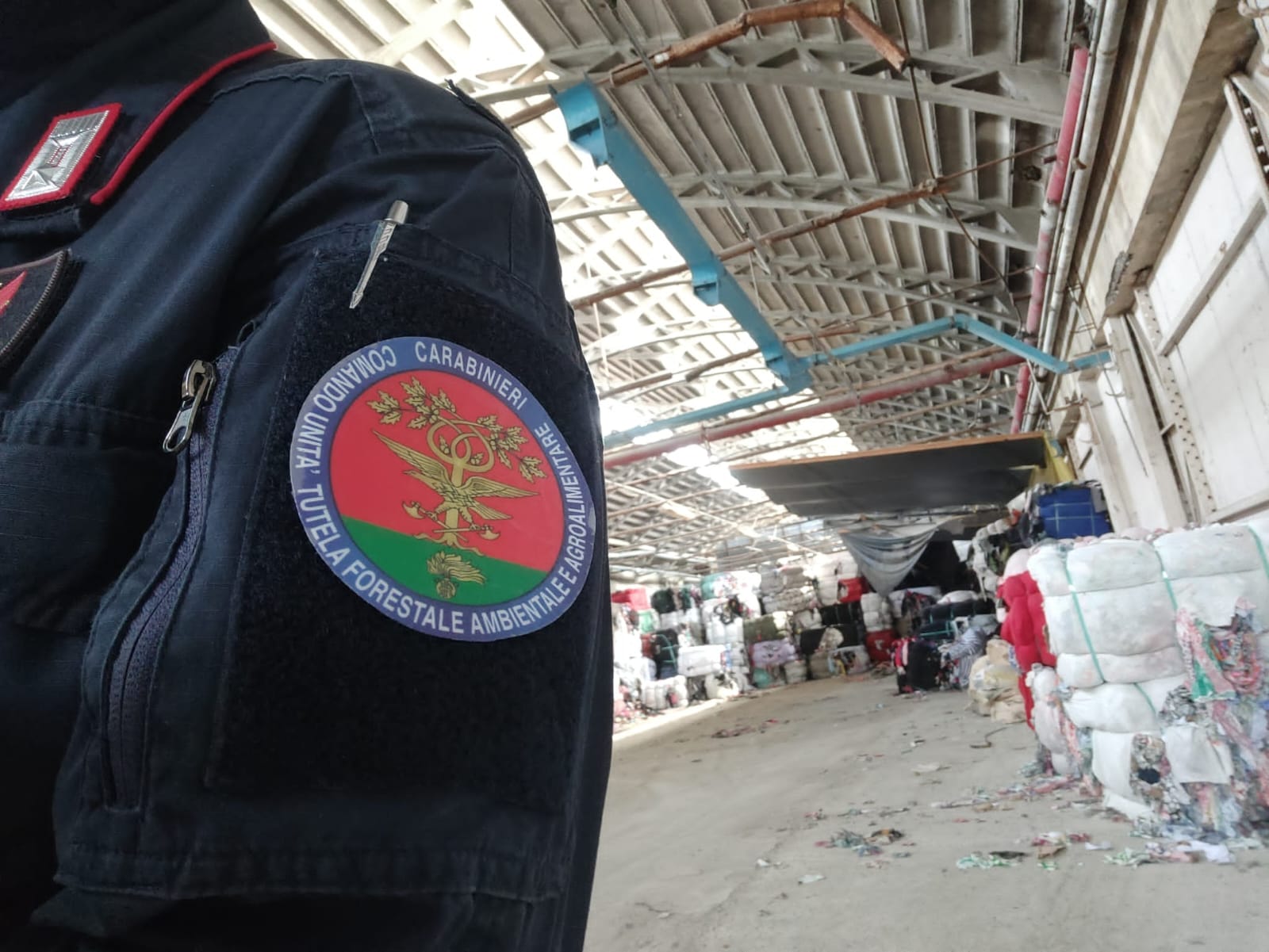 I Carabinieri Forestali scoprono un Big Bag contenente rifiuti speciali non pericolosi (Fonte foto Carabinieri)