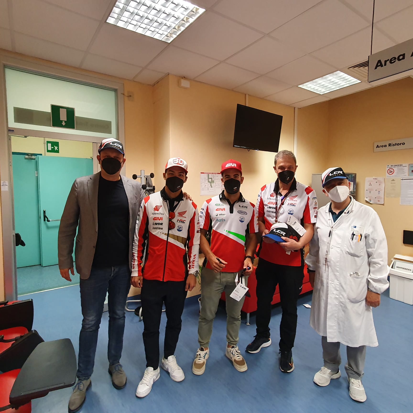 Il team con il direttorre del trasfusionale Franco Vocioni e il sindaco Omoboni (Fonte foto Ausl Toscana Centro)