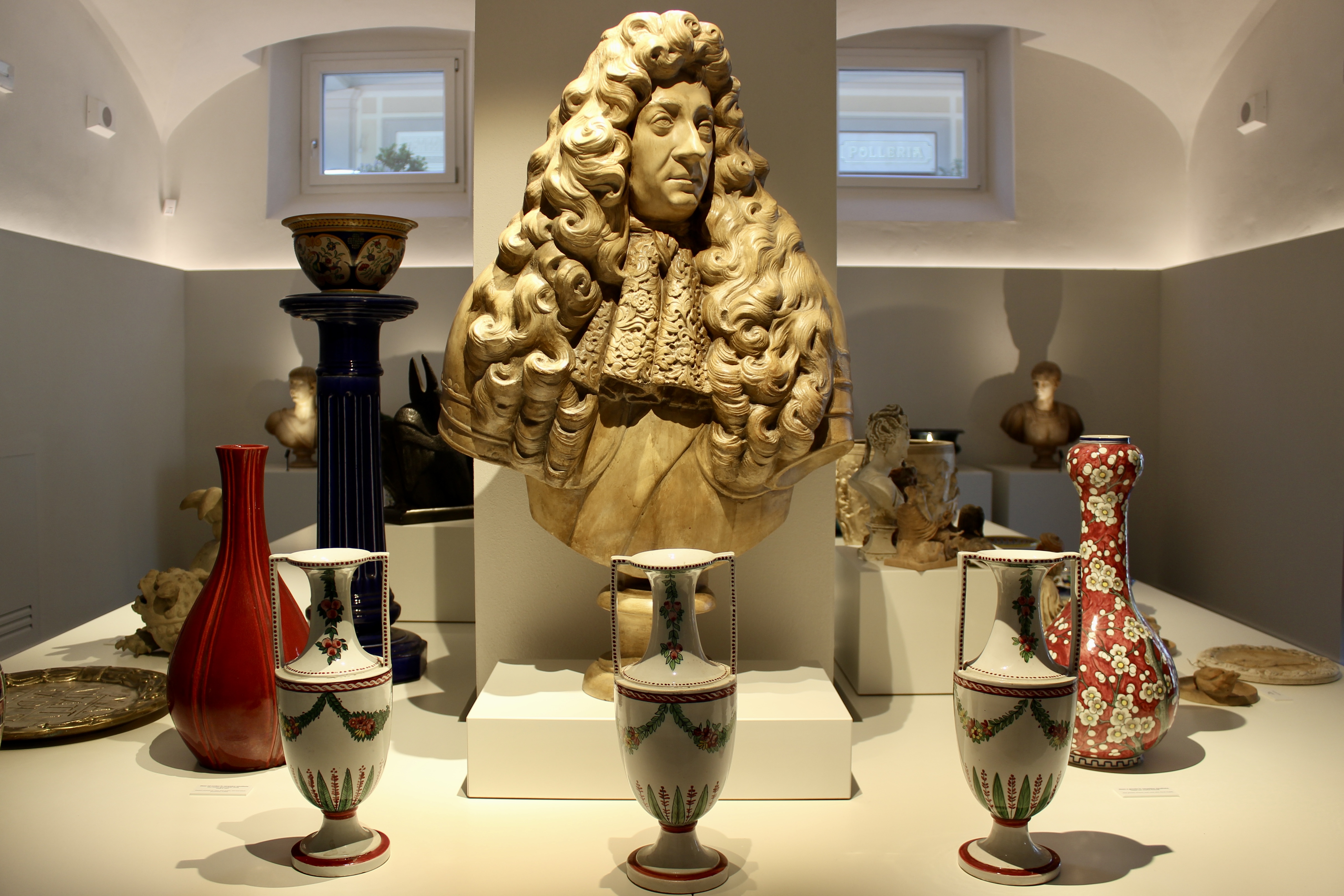 Il busto in terracotta raffigurante il 'Re Sole' donato dal Rotary (Fonte foto Comune di Signa)