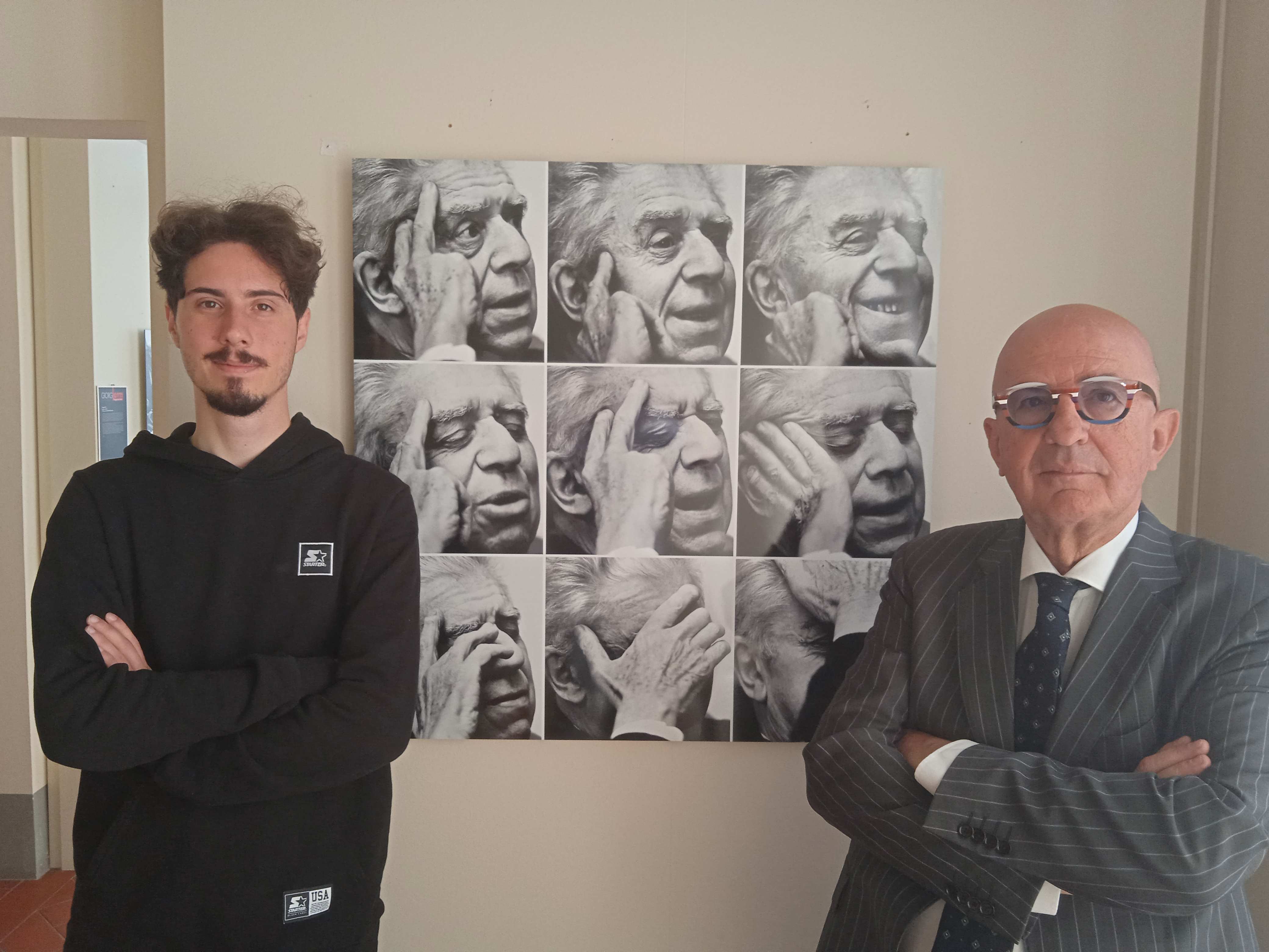 L'assessore Picchioni insieme al presidente del Circolo Fotografico Arno Ceccherini davanti al ritratto di Montale (Fonte foto Comune di Figline e Incisa Valdarno)