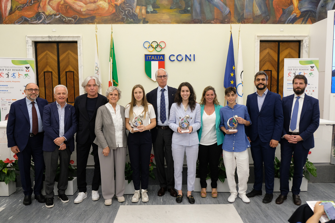 I vincitori del Premio Fair Play Menarini categoria “Giovani”, nella foto da destra verso sinistra: Giorgio Pietro Torrisi, Mariaclotilde Adosini ed Emilia Rossatti (fonte foto Comune di Firenze)