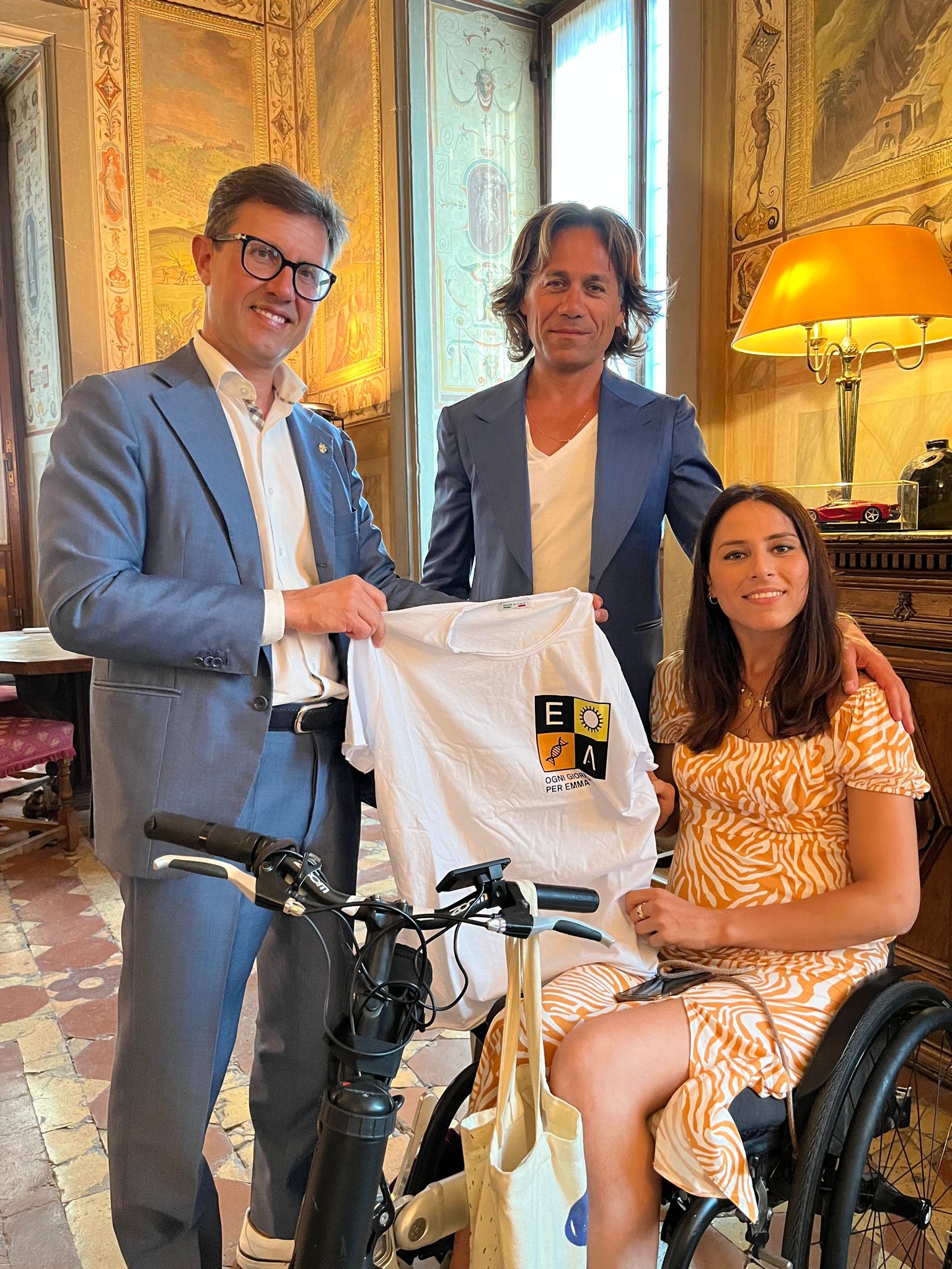 consegna delle magliette con il sindaco Dario Nardella, Francesco Rosacco e Michela Monaco(fonte foto Comune di Firenze)