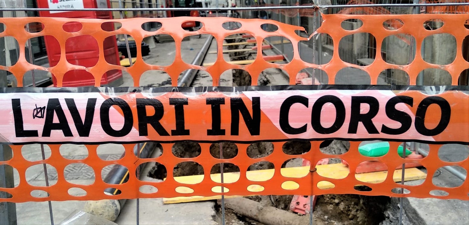 Lavori alla fognatura in via Vecchia Pisana (foto Antonello Serino)