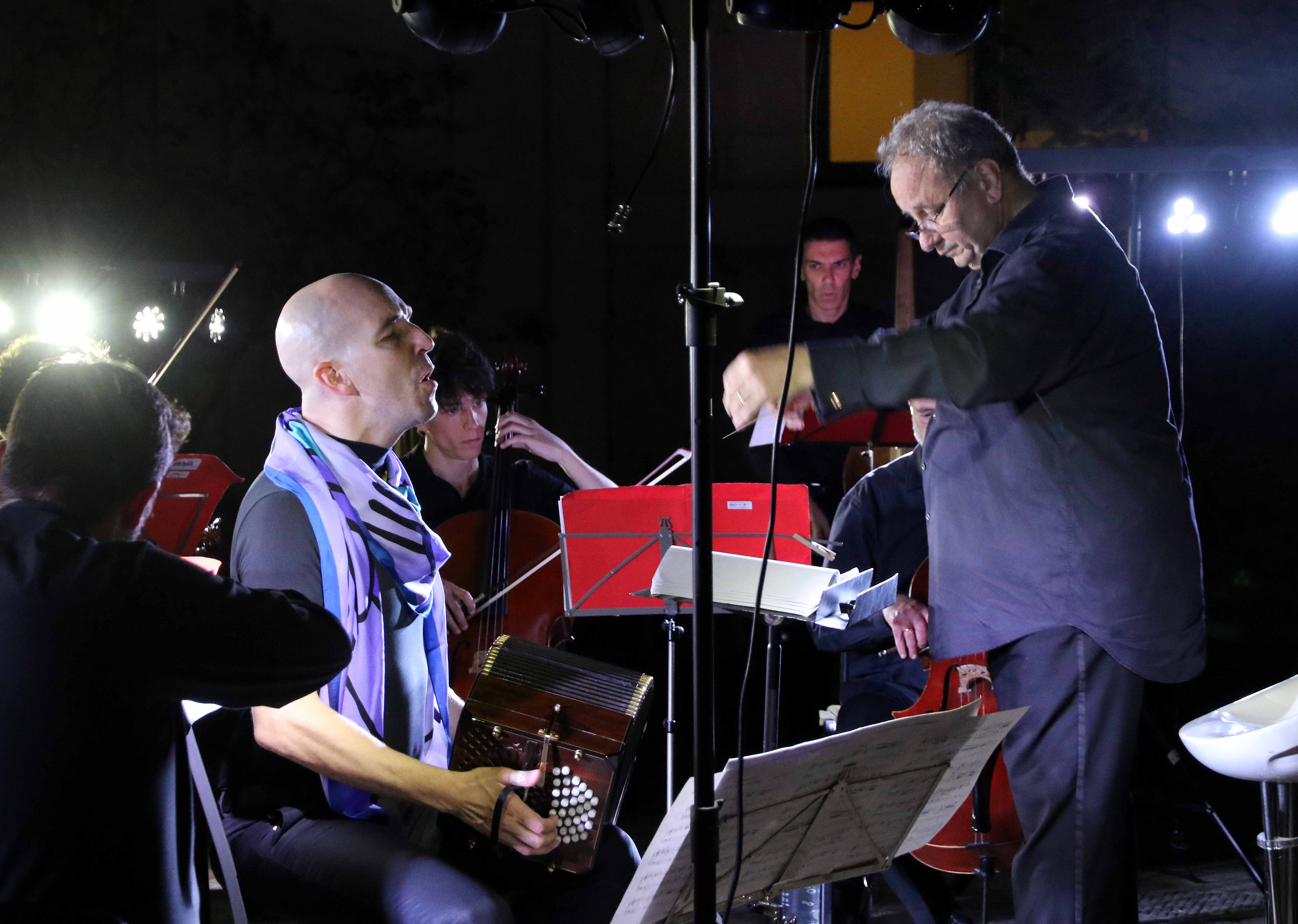 Mario Stefano Pietrodarchi al bandoneon - Direttore Giuseppe Lanzetta (Fonte foto Orchestra da Camera Fiorentina)