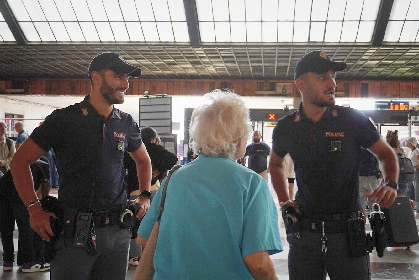 La Polizia di Stato ritrova la valigia smarrita nei pressi della stazione da una signora quasi centenaria (Foto di repertorio Polizia di Stato)