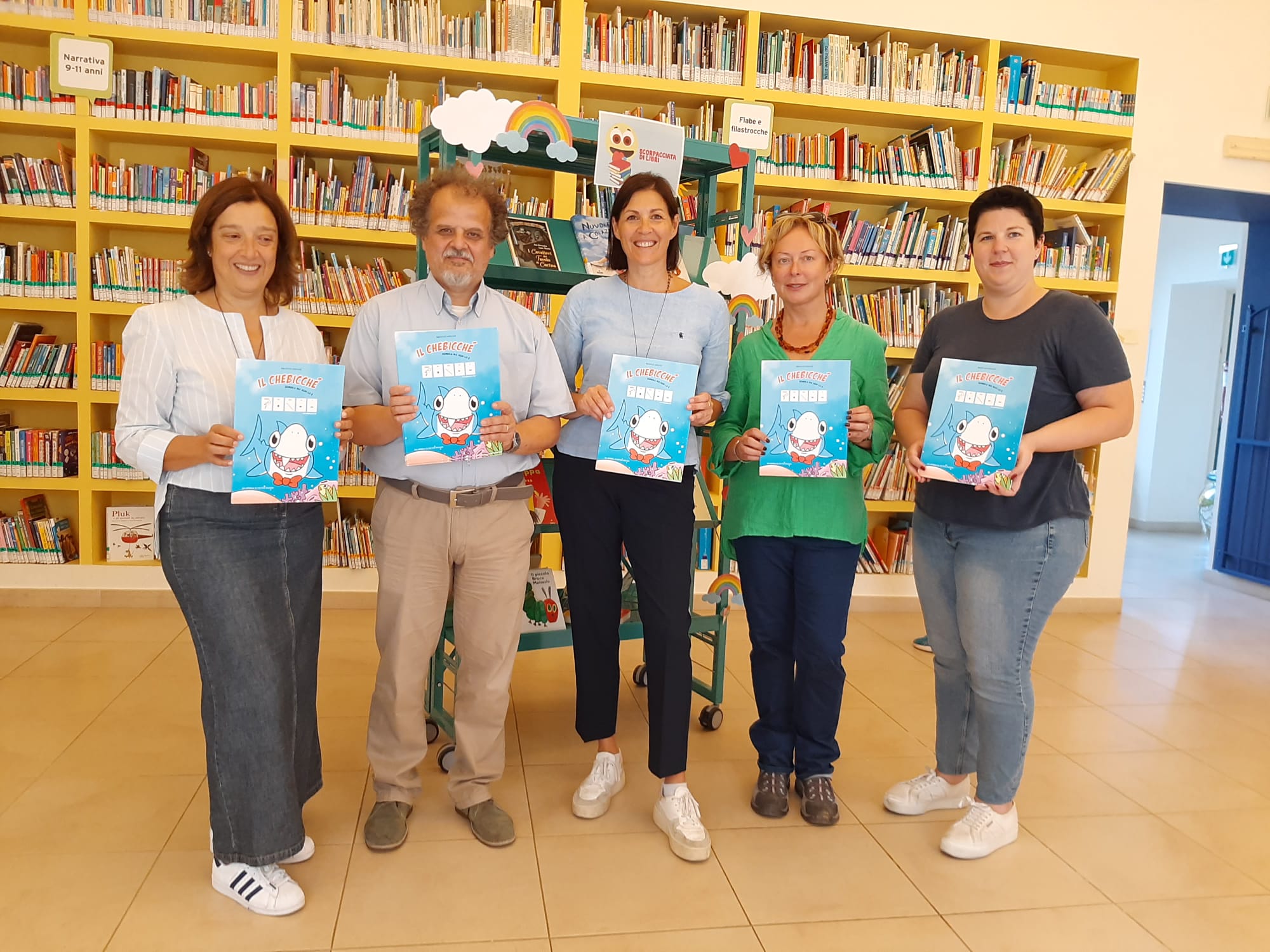 Consegnate alla biblioteca di Montelupo alcune copie de "Il Chebicchè, sembra ma non lo è" (Fonte foto Comune di Montelupo Fiorentino)